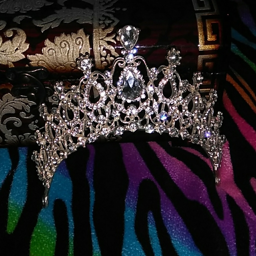 A crown with diamonds